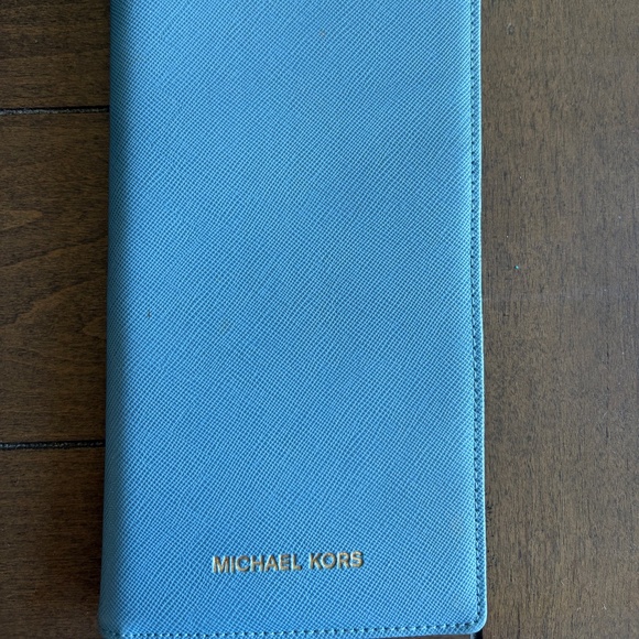 Michael Kors Travel Card + Passport Holder - Picture 1 of 2